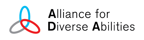 Logótipo composto por um ícone formado por três figuras ovais, traçadas a cinzento, azul-claro e vermelho, que se sobrepõe entre si numa das pontas. À direita do ícone, uma inscrição com o nome da iniciativa Alliance for Diverse Abilities (ou ADA).