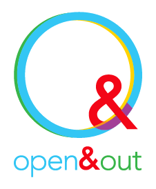 Logótipo composto por um círculo traçado a azul-claro, verde e amarelo. Em baixo e à direita, o círculo exibe um & a vermelho. Por baixo, uma inscrição com o nome da iniciativa open&out em azul-claro, vermelho e verde.