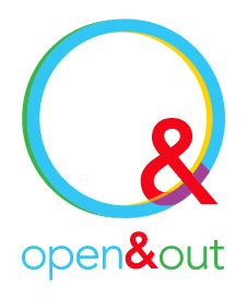 Logótipo composto por um círculo traçado a azul-claro, verde e amarelo. Em baixo e à direita, o círculo exibe um & a vermelho. Por baixo, uma inscrição com o nome da iniciativa open&out em azul-claro, vermelho e verde.